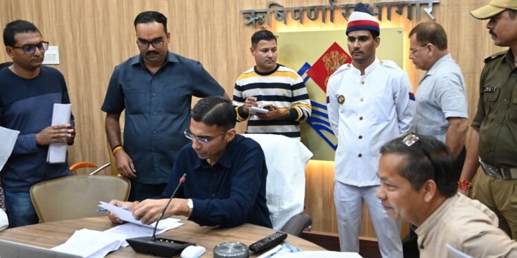 जिलाधिकारी के महत्वपूर्ण निर्देशः     महिला एवं वरिष्ठ नागरिकों की समस्याओं का शीघ्र निस्तारण करें अधिकारी। 