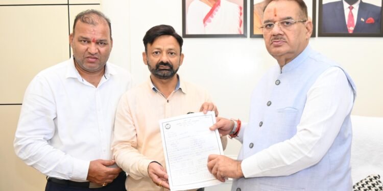 कैबिनेट मंत्री गणेश जोशी ने कहा कि यह अभियान हमें सशक्त आत्मनिर्भर और समृद्ध भारत के निर्माण की दिशा में एकजुट होने का अवसर प्रदान करता है