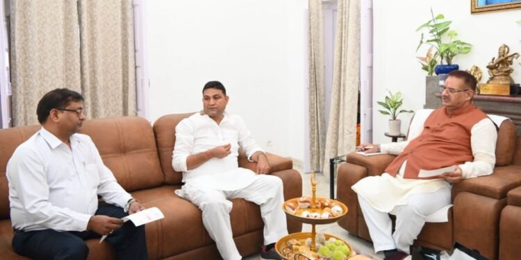 कृषि मंत्री गणेश जोशी से भीमताल विधायक राम सिंह कैड़ा ने काश्तकारों को आलू की फसल बीमा के संबध में मुलाकात की