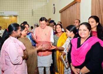 मुख्यमंत्री ने अधिकारियों को लोगों की शिकायतों को शीर्ष प्राथमिकता पर निस्तारण के दिए निर्देश   