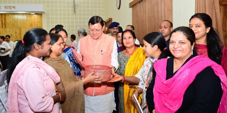 मुख्यमंत्री ने अधिकारियों को लोगों की शिकायतों को शीर्ष प्राथमिकता पर निस्तारण के दिए निर्देश   