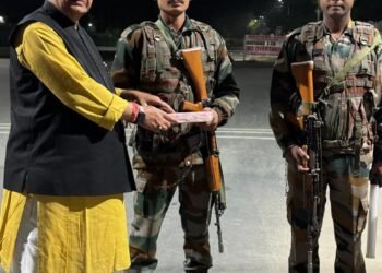 सैनिक कल्याण मंत्री गणेश जोशी ने कहा कि सेना और अर्धसैनिक बलों के जवान दुर्गम क्षेत्रों में कठिन परिस्थितियों में देश की रक्षा के लिए काम करते हैं इन जवानों की वजह से ही पूरा देश चैन की नींद सोता है।