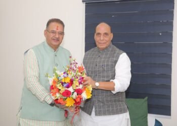 रक्षा मंत्री राजनाथ सिंह से शिष्टाचार भेंट कर उन्हें दीपावली की बधाई एवं शुभकामनाएं सैनिक कल्याण मंत्री गणेश जोशी ने दी 