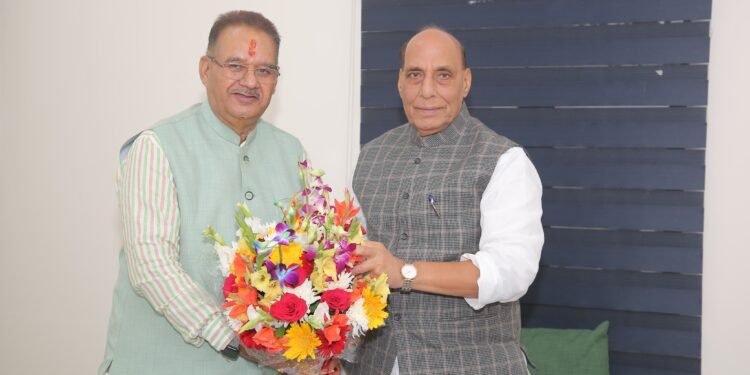 रक्षा मंत्री राजनाथ सिंह से शिष्टाचार भेंट कर उन्हें दीपावली की बधाई एवं शुभकामनाएं सैनिक कल्याण मंत्री गणेश जोशी ने दी 