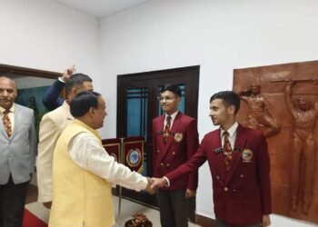 छात्र-छात्राओं से हुये रु-ब-रू, साथ में किया सहभोज