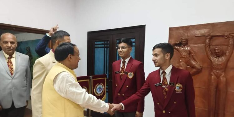 छात्र-छात्राओं से हुये रु-ब-रू, साथ में किया सहभोज