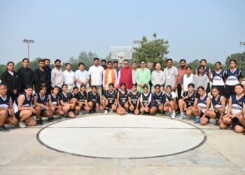 हरिद्वार में आयोजित 21वीं यूथ स्टेट अंडर-16 बास्केट बॉल बालक बालिका प्रतियोगिता के समापन कार्यक्रम में प्रतिभाग करते कैबिनेट मंत्री गणेश जोशी