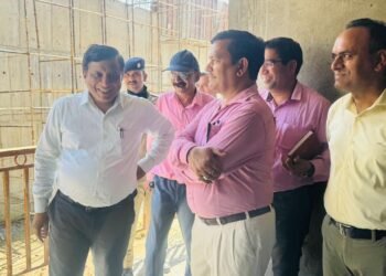 प्रधानमंत्री आवास योजना: एमडीडीए के उपाध्यक्ष बंशीधर तिवारी ने निर्माण स्थल का निरीक्षण किया 