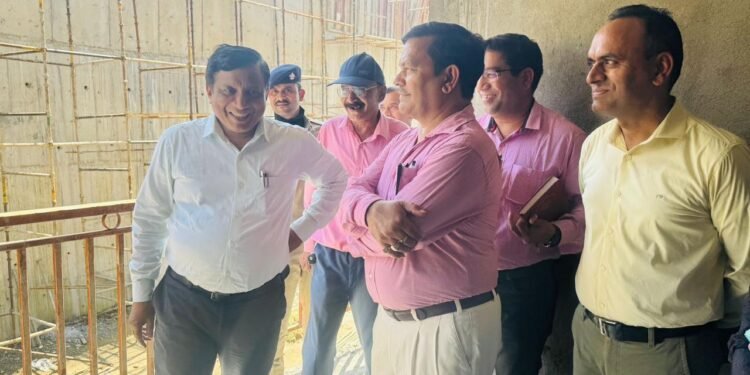 प्रधानमंत्री आवास योजना: एमडीडीए के उपाध्यक्ष बंशीधर तिवारी ने निर्माण स्थल का निरीक्षण किया 