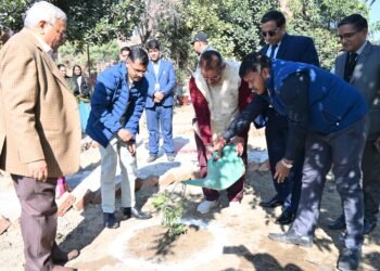 कृषि मंत्री गणेश जोशी ने तुलसी के पौधे का रोपण किया।