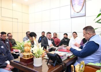 मसूरी विधानसभा क्षेत्र के अंतर्गत जलनिगम तथा जलसंस्थान द्वारा किए जा रहे विकास कार्यों की समीक्षा करते कैबिनेट मंत्री गणेश जोशी।