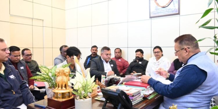 मसूरी विधानसभा क्षेत्र के अंतर्गत जलनिगम तथा जलसंस्थान द्वारा किए जा रहे विकास कार्यों की समीक्षा करते कैबिनेट मंत्री गणेश जोशी।