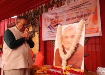 पूर्व प्रधानमंत्री, भारत रत्न स्वर्गीय अटल बिहारी वाजपेयी की जयंती को सुशासन दिवस के रूप में मनाते हुए उन्हें श्रद्धासुमन अर्पित करते कैबिनेट मंत्री गणेश जोशी