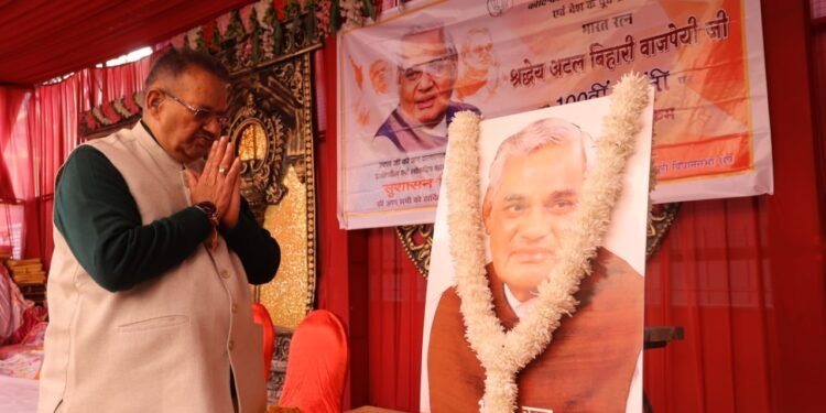 पूर्व प्रधानमंत्री, भारत रत्न स्वर्गीय अटल बिहारी वाजपेयी की जयंती को सुशासन दिवस के रूप में मनाते हुए उन्हें श्रद्धासुमन अर्पित करते कैबिनेट मंत्री गणेश जोशी