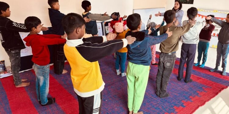 आधुनिक इनोसेटिव केयर शेल्टर बच्चों की खेल सामग्री, फर्नीचर आदि उपकरण से हो रही हैं विकसित।