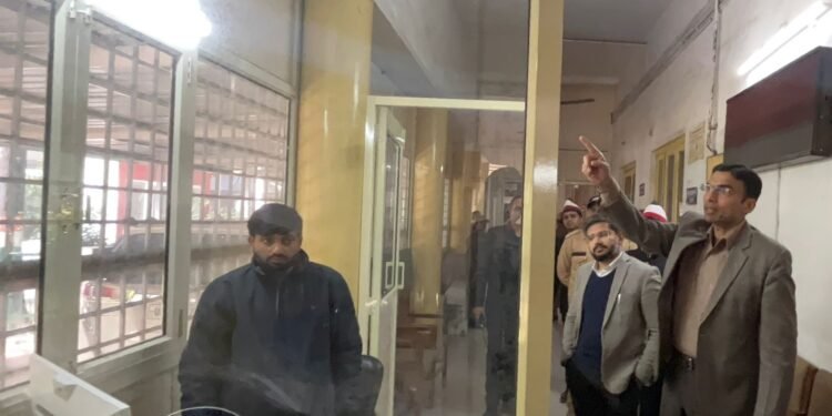 आधुनिक इनोसेटिव केयर शेल्टर में विशेष विशेषज्ञ बच्चे को खेल-खेल में सीखा रहे हैं आक्षर ज्ञान।