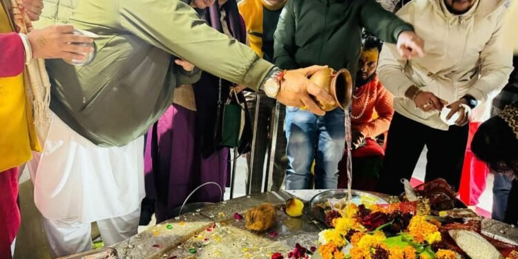 मंत्री गणेश जोशी ने प्रातःकाल अपने परिवार सहित टपकेश्वर महादेव मंदिर में जलाभिषेक तथा पूजा अर्चना की। उन्होंने महादेव से प्रदेशवासियों के सुख एवं समृद्धि की कामना की। 