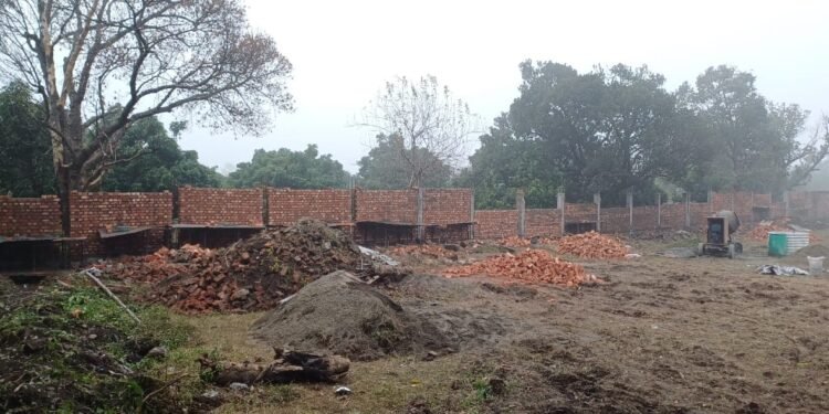 पूर्व डीजपी प्रेमदत्त रतूड़ी अपने सेवाकाल के दौरान कई घोटालों में काफी विवादित रहे है। विभिन्न सामाजिक संगठनों ने इस घटना की कड़ी निन्दा की है और शासन से इन भू-माफियाओं के विरूद्ध कड़ी कार्यवाही की मांग की है।