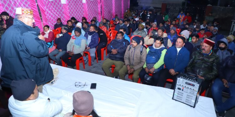 कैबिनेट मंत्री गणेश जोशी ने नगर पालिका परिषद मसूरी के चुनावों के दृष्टिगत वाल्मीकि समाज के लोगों के साथ संवाद कर भाजपा नगर पालिका परिषद चेयरमैन प्रत्याशी मीरा सकलानी एवं अन्य सभासदगणों के पक्ष में मतदान की अपील की