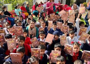 नेहा जोशी ने ‘‘पढ़ेगा उत्तराखंड तो बढ़ेगा उत्तराखंड’’ अभियान के अन्तर्गत लगभग 100 छात्र-छात्राओं को नोटबुक वितरित की      