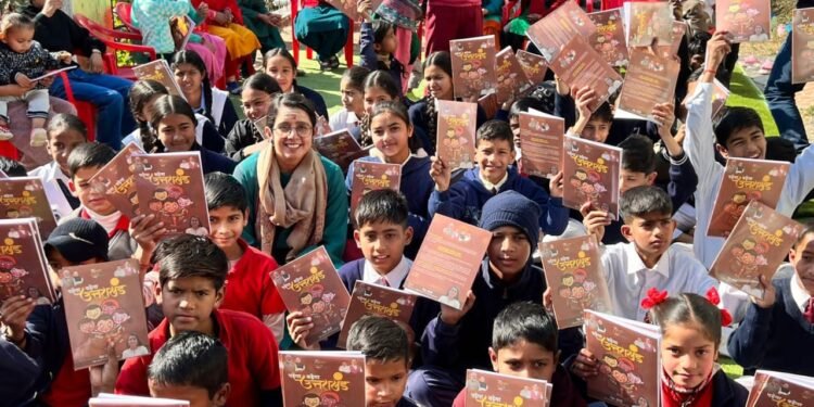 नेहा जोशी ने ‘‘पढ़ेगा उत्तराखंड तो बढ़ेगा उत्तराखंड’’ अभियान के अन्तर्गत लगभग 100 छात्र-छात्राओं को नोटबुक वितरित की      