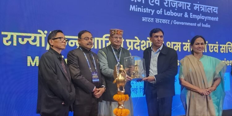 नई दिल्ली में केंद्रीय मंत्री डॉ. मनसुख मांडविया की अध्यक्षता में आयोजित कई राज्यों और केंद्र शासित प्रदेशों के श्रम मंत्रियों के साथ राष्ट्रीय सम्मेलन में प्रतिभाग करते कृषि एवं ग्राम्य विकास मंत्री गणेश जोशी