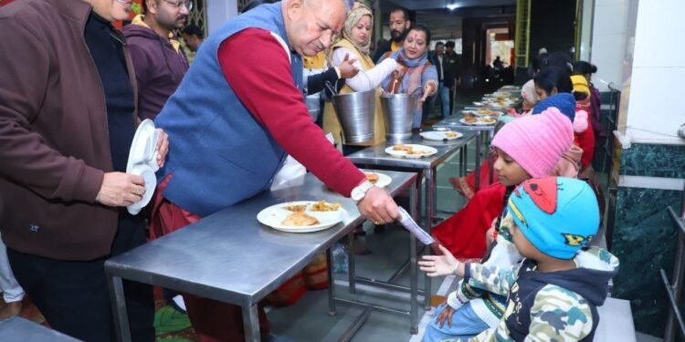 कैबिनेट मंत्री गणेश जोशी ने प्रदेशवासियों के सुख एवं समद्धि की कामना भी की। इस दौरान आयोजित भंडारे कार्यक्रम में कैबिनेट मंत्री गणेश जोशी ने मंदिर प्रांगण में प्रसाद भी वितरित किया