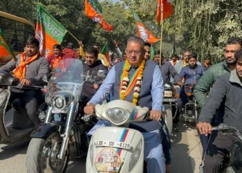 रैली में मंत्री गणेश जोशी का एक अनोखा अंदाज भी देखने को मिला, जब उन्होंने खुद दोपहिया वाहन चलाकर भाजपा प्रत्याशी मनीष चौधरी के लिए प्रचार किया