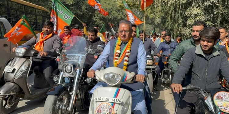 रैली में मंत्री गणेश जोशी का एक अनोखा अंदाज भी देखने को मिला, जब उन्होंने खुद दोपहिया वाहन चलाकर भाजपा प्रत्याशी मनीष चौधरी के लिए प्रचार किया