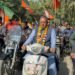 रैली में मंत्री गणेश जोशी का एक अनोखा अंदाज भी देखने को मिला, जब उन्होंने खुद दोपहिया वाहन चलाकर भाजपा प्रत्याशी मनीष चौधरी के लिए प्रचार किया