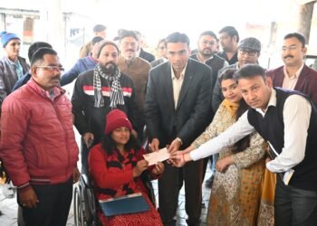 डीएम पोंछ रहे असहायों के आंसू, बच्चों को शिक्षा, बजुर्ग एवं दिव्यांगों को सुविधा