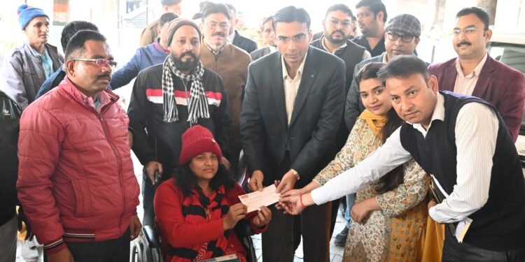 डीएम पोंछ रहे असहायों के आंसू, बच्चों को शिक्षा, बजुर्ग एवं दिव्यांगों को सुविधा