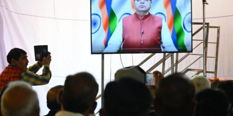 कैबिनेट मंत्री गणेश जोशी ने पत्रकारों को उनके सराहनीय कार्य के लिए बधाई दी।