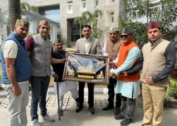 कालसी ब्लाक टीम ने जिलाधिकारी सविन बंसल को पांच धामों का स्मृति चिन्ह, शॉल और अभिनंदन पत्र भेंट किया है और उनका आभार जताया है।