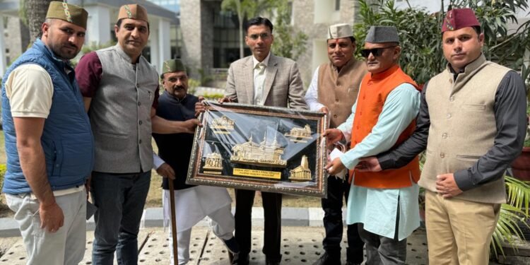 कालसी ब्लाक टीम ने जिलाधिकारी सविन बंसल को पांच धामों का स्मृति चिन्ह, शॉल और अभिनंदन पत्र भेंट किया है और उनका आभार जताया है।