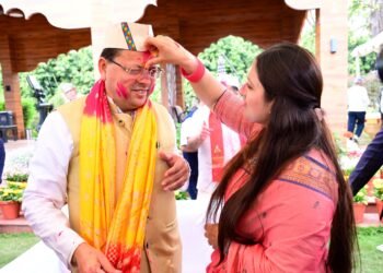 उत्तराखंड की समृद्ध सांस्कृतिक विरासत के विविध रंग दिखाई दिए, जिसमें गढ़वाल, कुमाऊं, जौनसार, थारू सहित विभिन्न क्षेत्रों के कलाकारों ने अपनी-अपनी परंपराओं के अनुसार मनाई जाने वाली होली का शानदार प्रदर्शन किया।