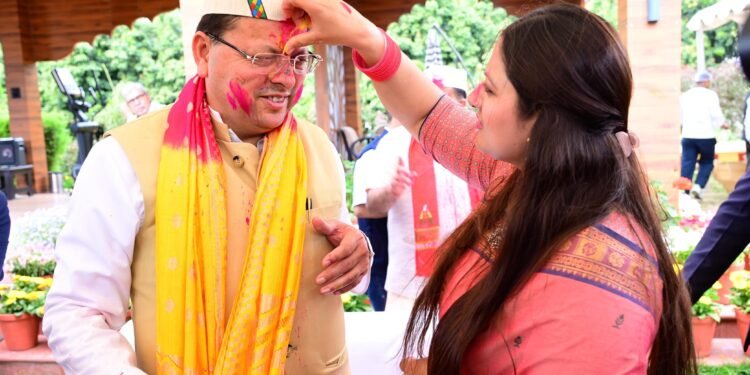 उत्तराखंड की समृद्ध सांस्कृतिक विरासत के विविध रंग दिखाई दिए, जिसमें गढ़वाल, कुमाऊं, जौनसार, थारू सहित विभिन्न क्षेत्रों के कलाकारों ने अपनी-अपनी परंपराओं के अनुसार मनाई जाने वाली होली का शानदार प्रदर्शन किया।