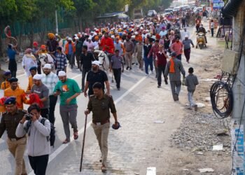 जिन रास्तों से संगतें नए पवित्र ध्वजदण्ड को लेकर गुजरीं, उन रास्तों पर दूनवासी श्रद्धाभाव के साथ स्वागत के लिए पुष्प लिए खड़े रहे