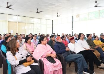 कैबिनेट मंत्री गणेश जोशी ने राज्य सरकार के तीन वर्ष पूर्ण होने के उपलक्ष्य में आयोजित होने वाले कार्यक्रम की तैयारियों पर चर्चा करने के लिए पार्टी पदाधिकारियों के साथ बैठक की। 