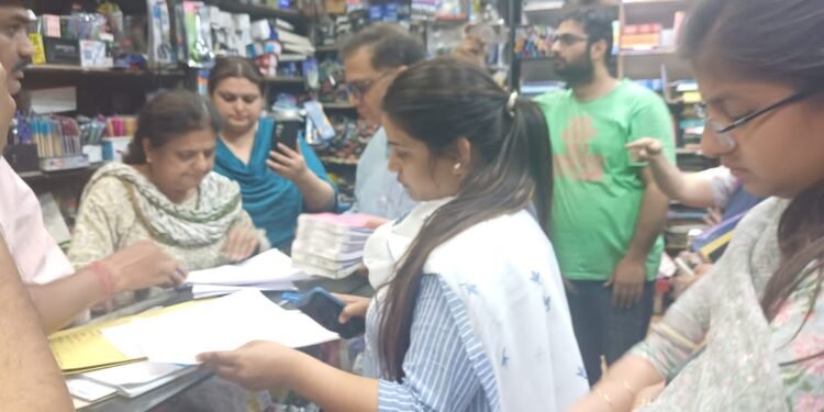 आए दिन अभिभावकों को कॉपी किताबों के लिए अनावश्यक परेशान करने की प्राप्त हो रही थी शिकायत