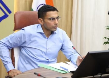 जौलीग्रान्ट एयरपोर्ट के विस्तारीकरण लैण्ड फॉर लैण्ड की मांग पर पिछले 03 वर्ष में हुई रजिस्ट्री का विवरण तलब