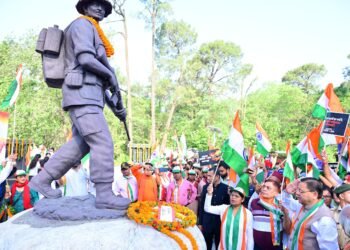 मुख्यमंत्री धामी ने कहा हमारे वीर जवानों की कुर्बानी को नमन करते हुए तिरंगा शौर्य यात्रा निकाली गई। उत्तराखंड की माटी से हर घर में सपूत जन्म लेते हैं।”