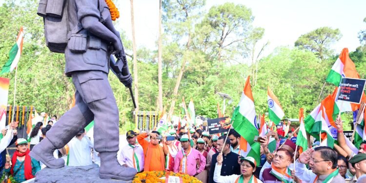 मुख्यमंत्री धामी ने कहा हमारे वीर जवानों की कुर्बानी को नमन करते हुए तिरंगा शौर्य यात्रा निकाली गई। उत्तराखंड की माटी से हर घर में सपूत जन्म लेते हैं।”