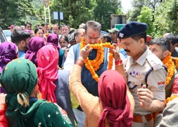 पत्थरखौल गांव में पारंपरिक स्वागत के साथ मंत्री गणेश जोशी का हुआ जोरदार अभिनंदन, ग्रामीणों ने क्षेत्रीय समस्याओं से कराया अवगत।