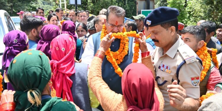 पत्थरखौल गांव में पारंपरिक स्वागत के साथ मंत्री गणेश जोशी का हुआ जोरदार अभिनंदन, ग्रामीणों ने क्षेत्रीय समस्याओं से कराया अवगत।
