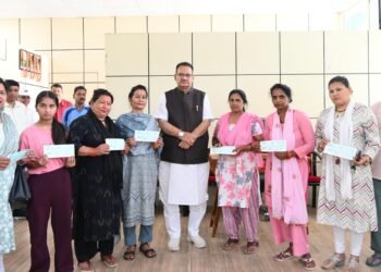 मसूरी विधानसभा के लाभार्थियों को मिले 10-10 हजार रुपये, सरकार कर रही है समाज कल्याण के प्रयास