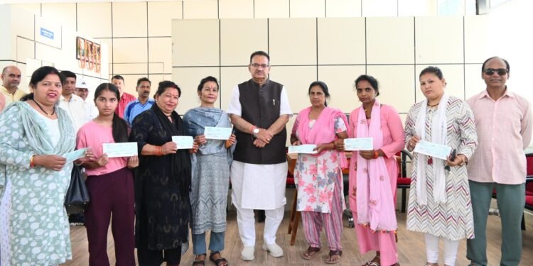 मसूरी विधानसभा के लाभार्थियों को मिले 10-10 हजार रुपये, सरकार कर रही है समाज कल्याण के प्रयास