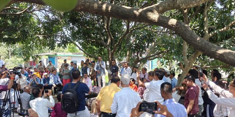 देहरादून जनपद के डोईवाला ब्लॉक के पाववाला सौड़ा गांव में ‘विकसित कृषि संकल्प अभियान’ के तहत लगी किसान चौपाल