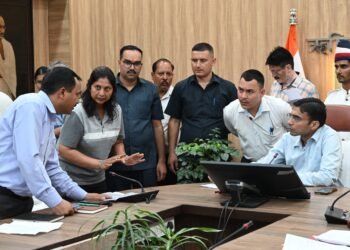 जनता की समस्याओं को गंभीरता से सुनते डीएम सविन बंसल, जनदर्शन में हुए त्वरित फैसलों से आमजन में जगी नई उम्मीद।