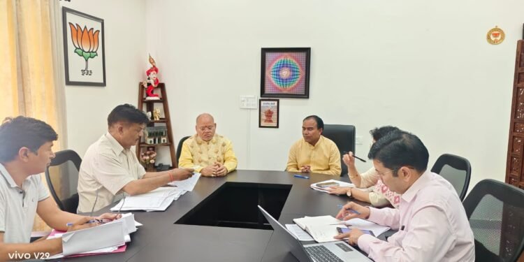 राजकीय मेडिकल कॉलेजों से पासआउट एमबीबीएस चिकित्सकों को नियमों के अनुसार पर्वतीय क्षेत्रों में सेवा देना अनिवार्य।